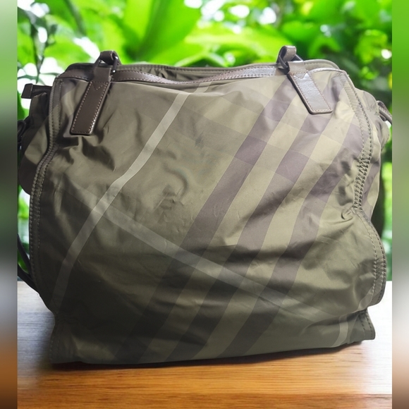 Burberry Buckleigh Check NYLON AND LEATHER Tote Bag In Great CONDITION - Picture 2 of 14